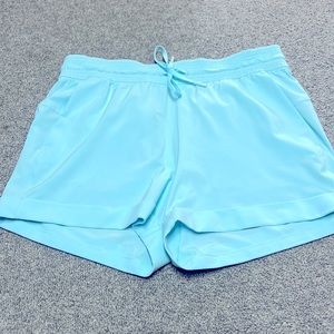 Lululemon Size 8 shorts with pockets